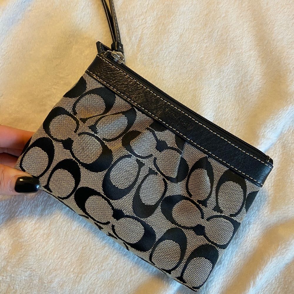 **SOLD** 90’s-00’s COACH SIGNATURE WRISTLET
